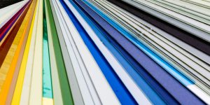 Kleurenwaaiers stalen en stoffen